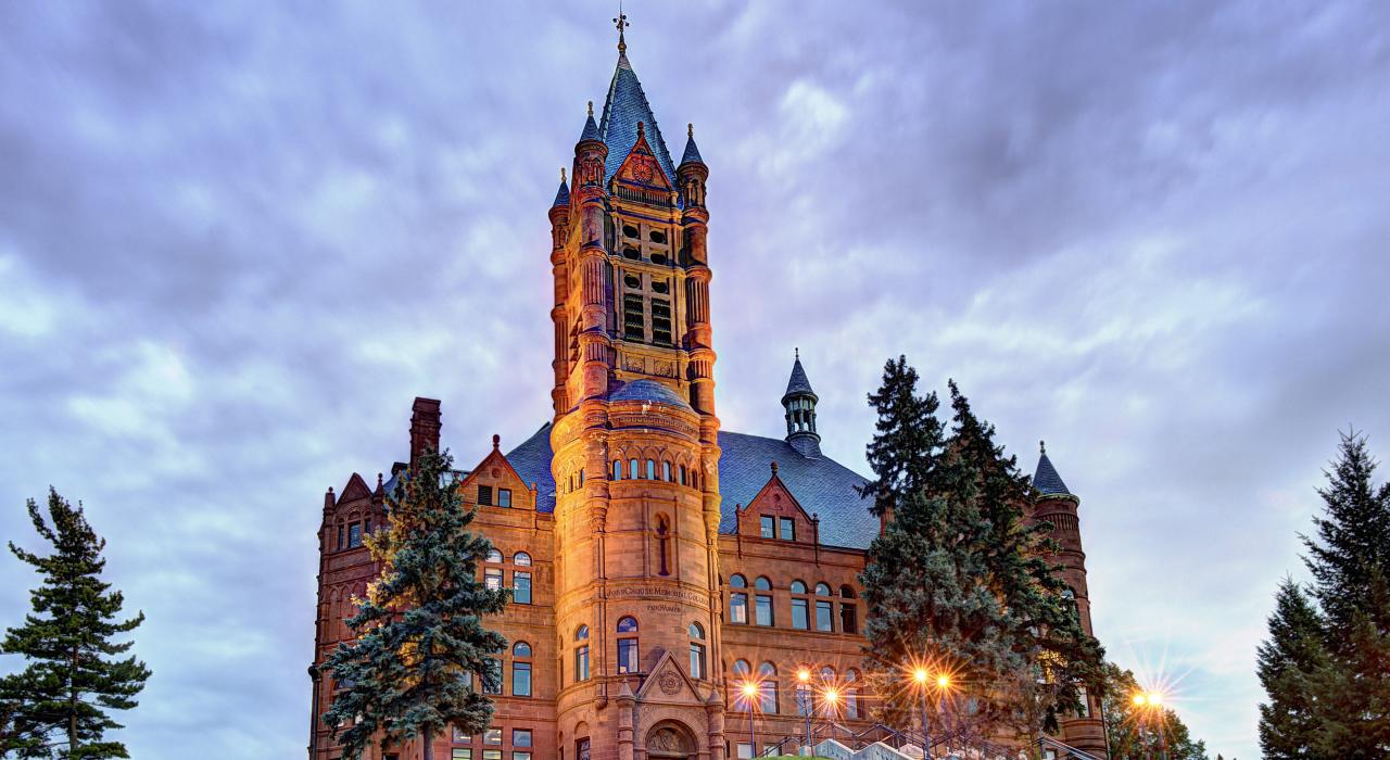 羅馬復興式風格的克勞斯學院於 1889 年落成