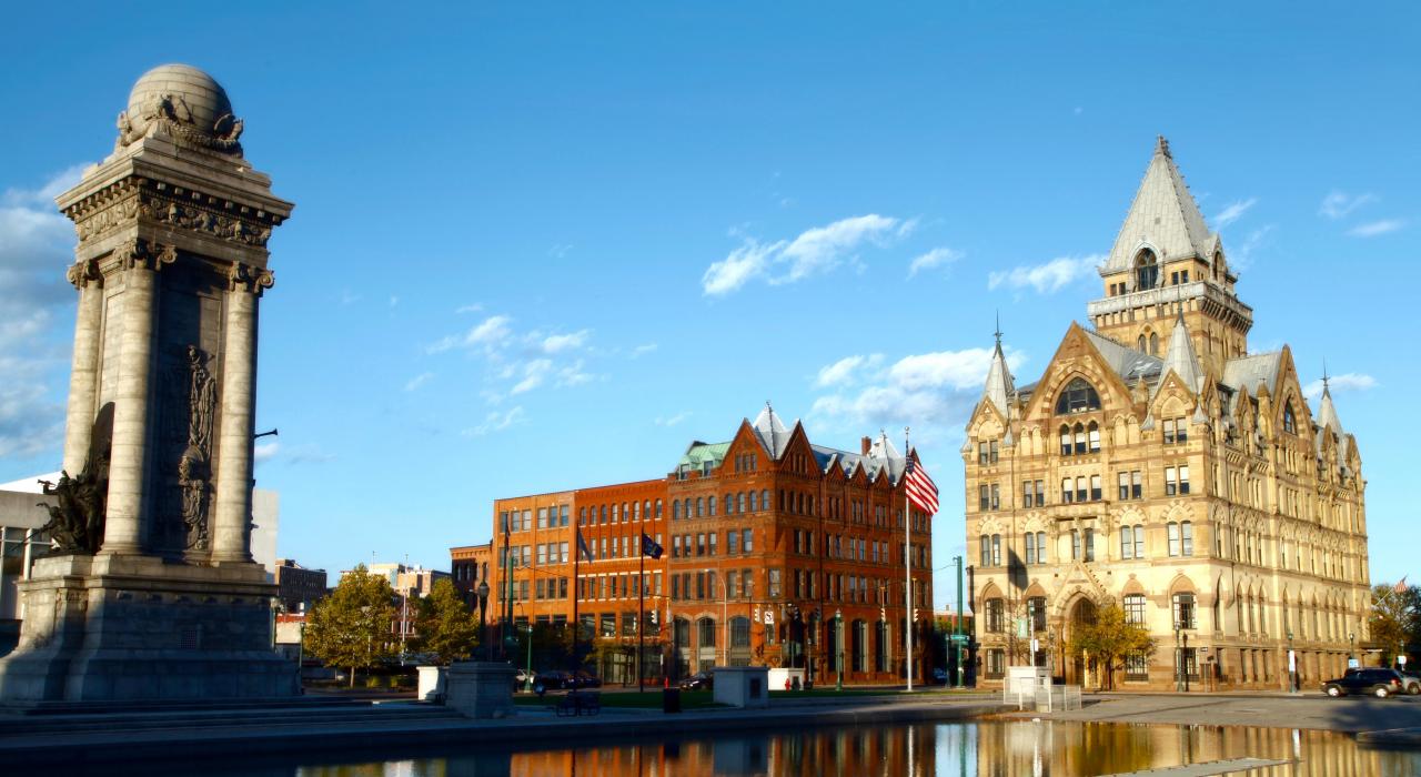 柯林頓廣場是兵士與水手紀念碑和雪城儲蓄銀行的所在地