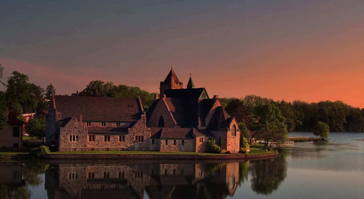 塞內卡湖教堂上方的紅褐色天空