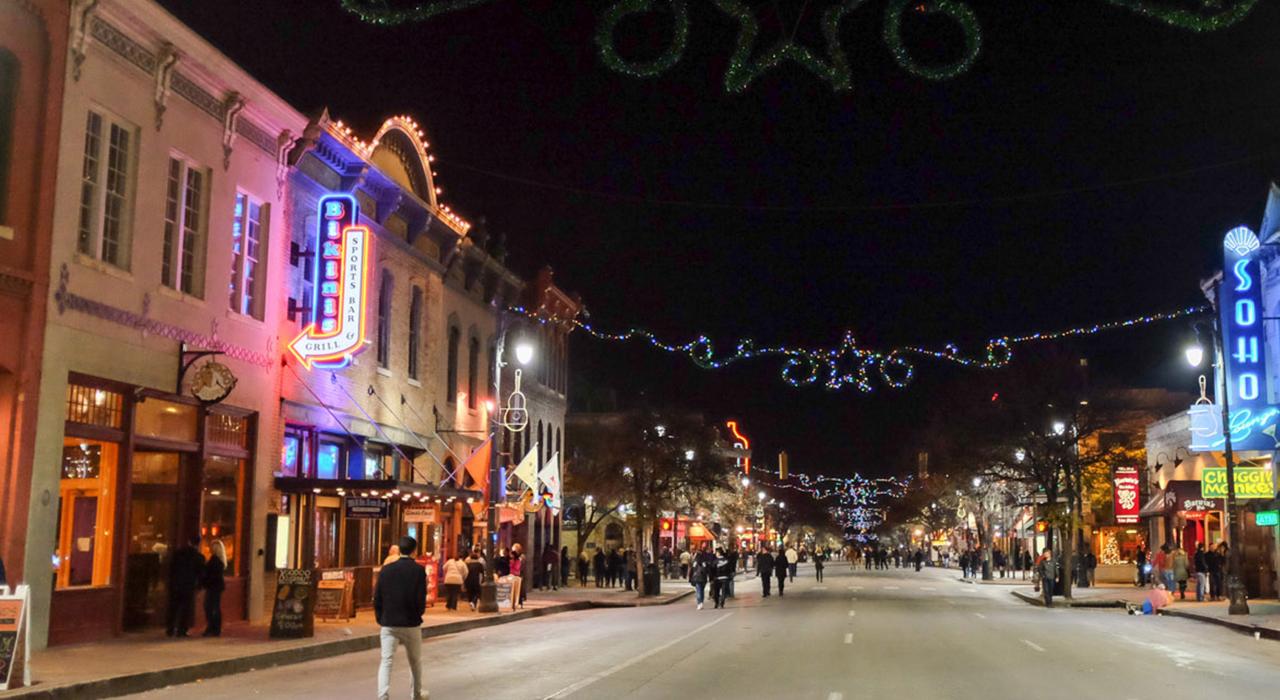 市中心娛樂區第六街的霓虹燈