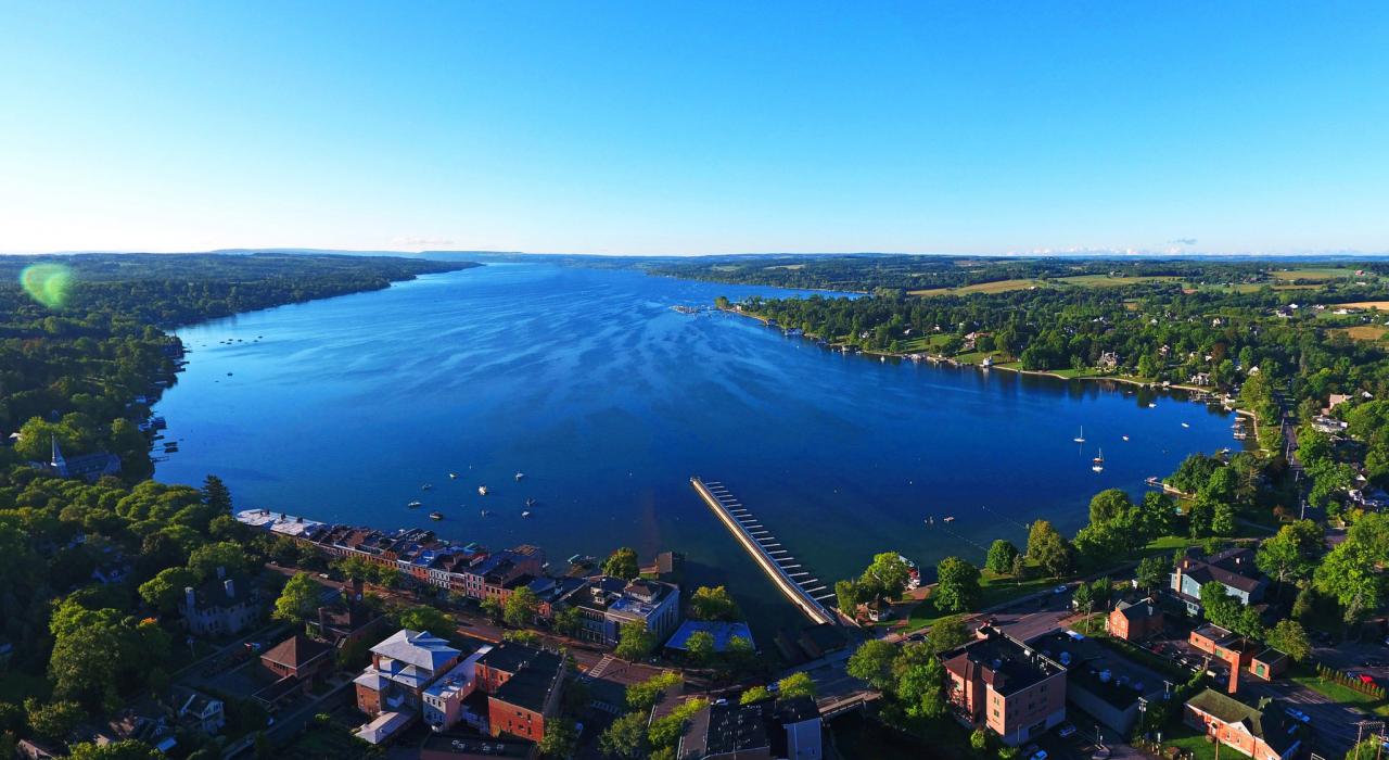 在空中欣賞斯金尼亞特雷斯湖與村莊