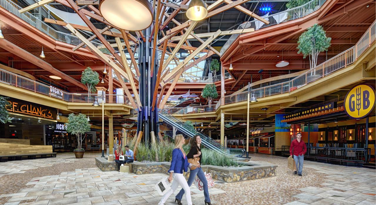 美國命運之神購物中心內的現代建築與綠意形成鮮明對比