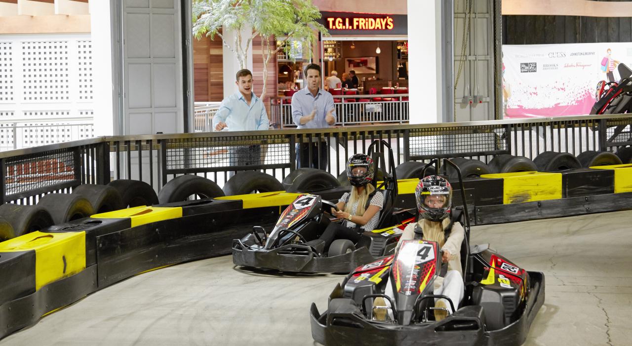 在美國命運之神購物中心的竿位賽道，與朋友來場刺激比賽。