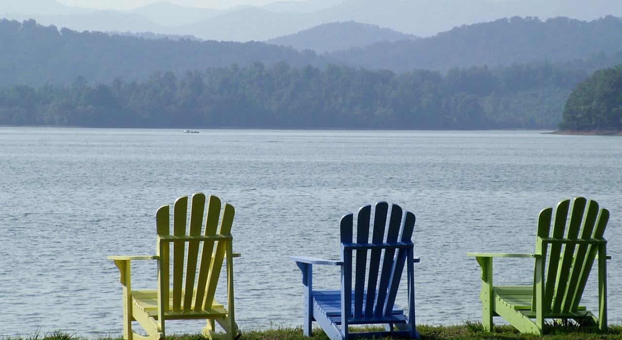 夏日午後，湖畔的繽紛座椅