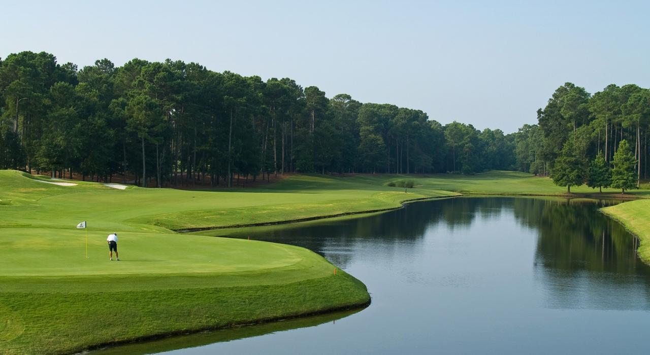 在錦標賽級球場打一場高爾夫