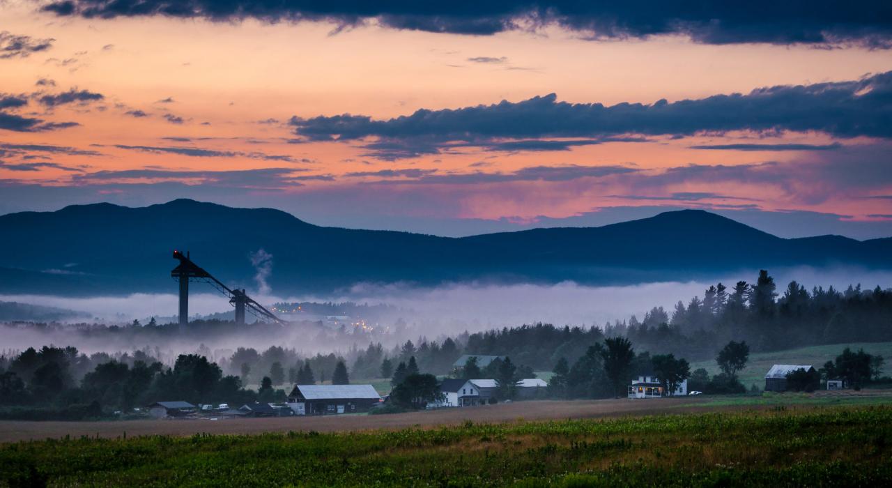 以阿迪朗達克山為背景的普萊西德湖日落