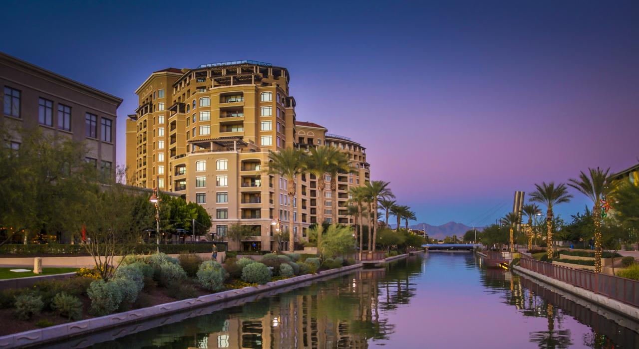 暮色中面對亞利桑那運河的斯科茨代爾親水購物街