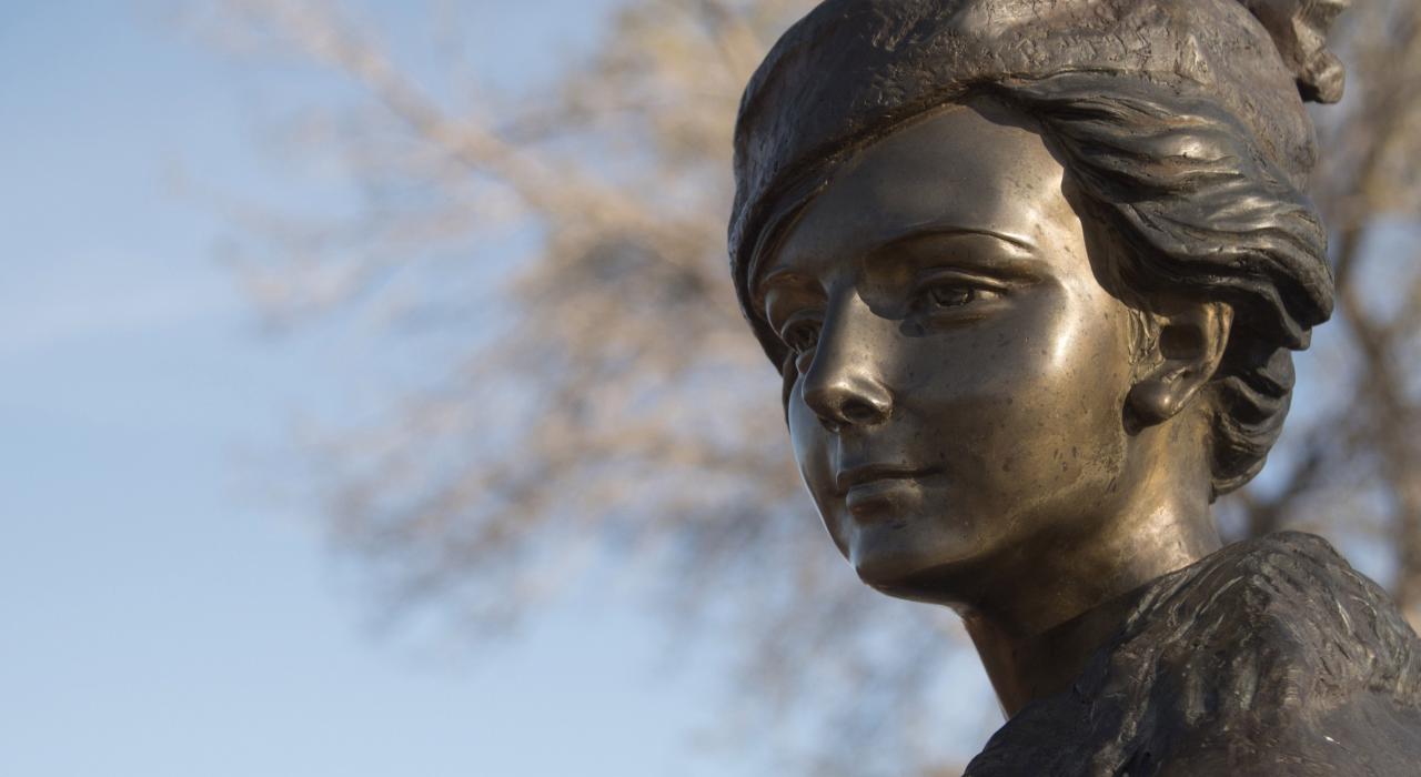 中國致贈給 Helen Foster Snow 家鄉的本人銅像