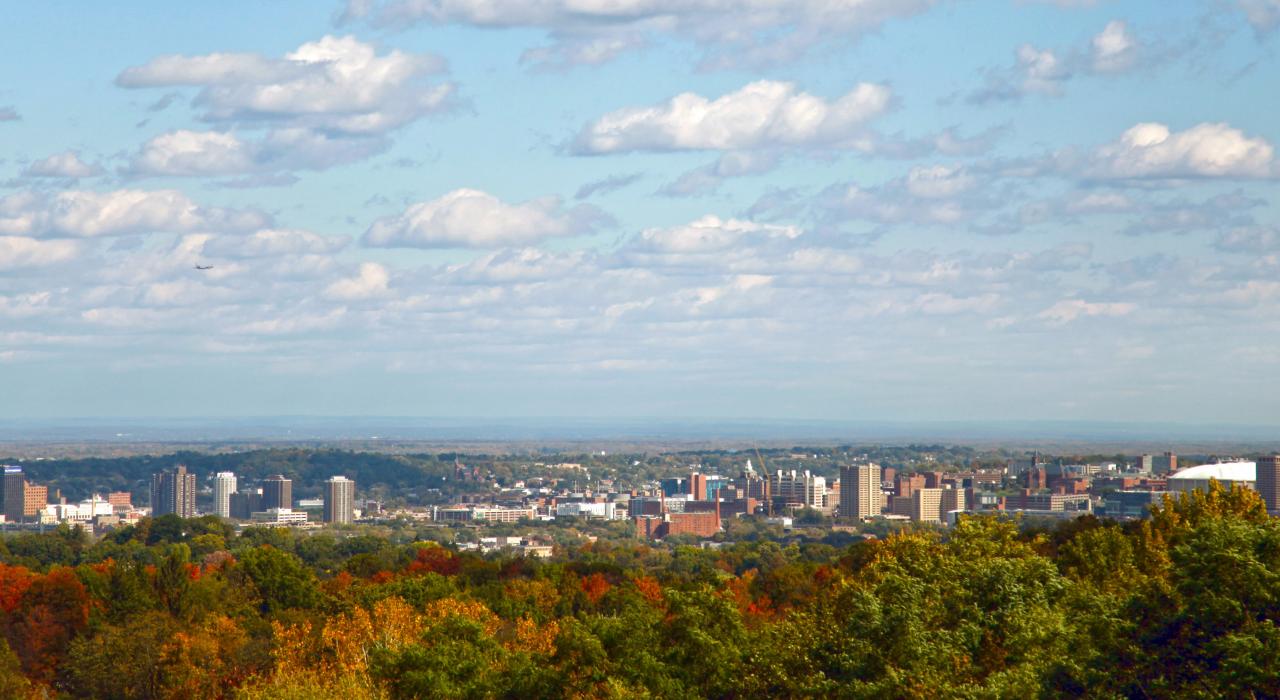 秋葉雲彩為框，襯托如詩如畫的城市天際線