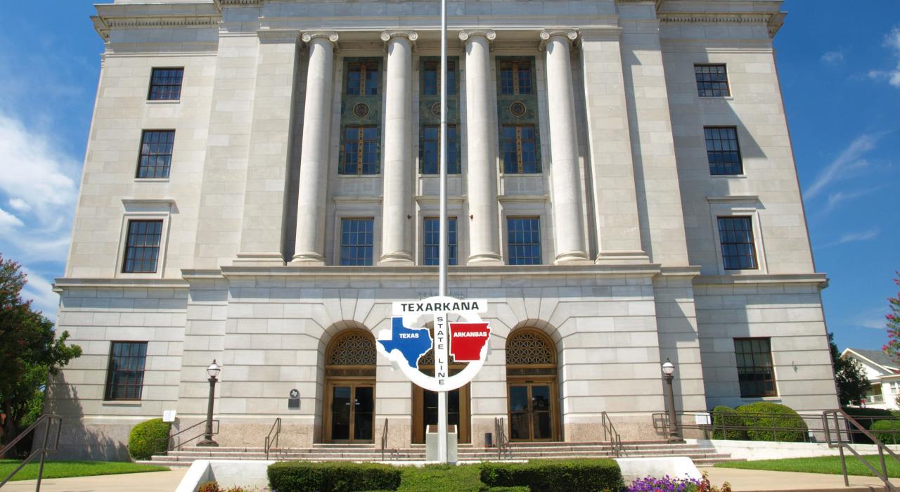 德克薩斯州/阿肯色州州界，橫跨兩州的特克薩卡納郵局前方