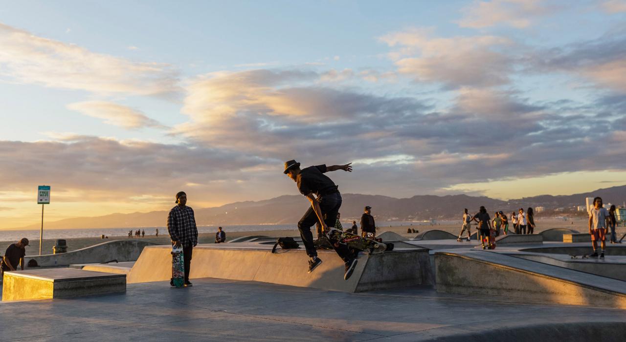 滑板愛好者在威尼斯滑板公園展現絕技