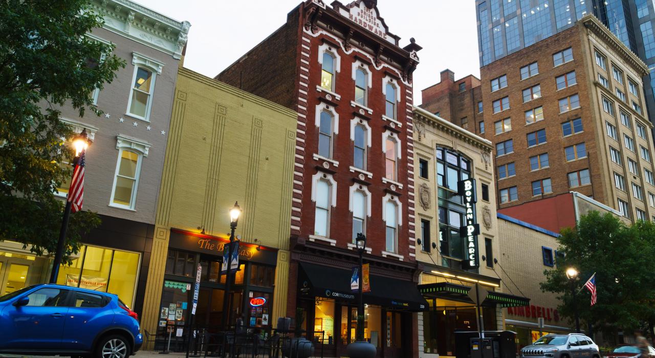 傍晚的羅利費耶特維爾街 (Fayetteville Street) 傍晚的羅利費耶特維爾街 (Fayetteville Street)