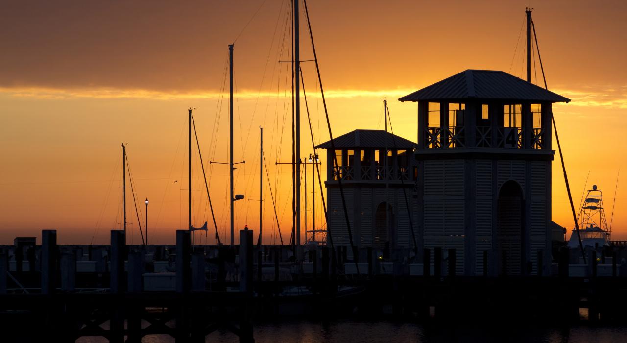 朝陽升起時格爾夫波特碼頭的剪影