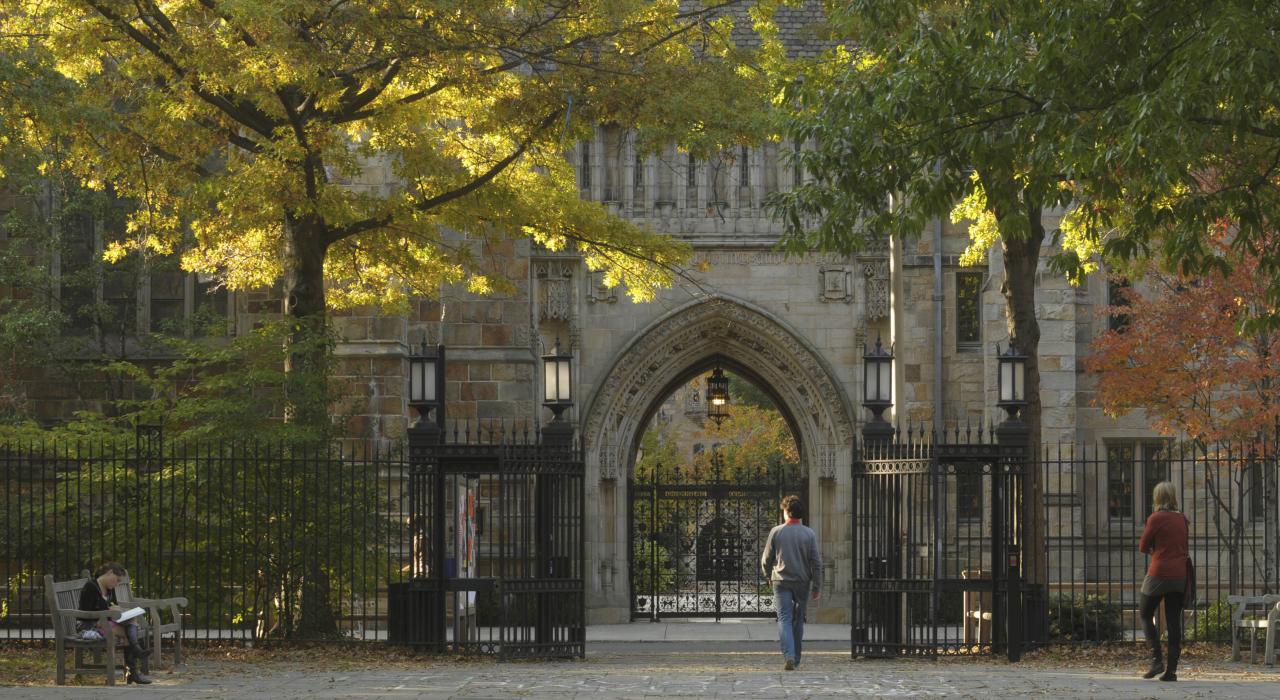 耶魯大學校區，1701 年創立的常春藤聯盟研究型大學