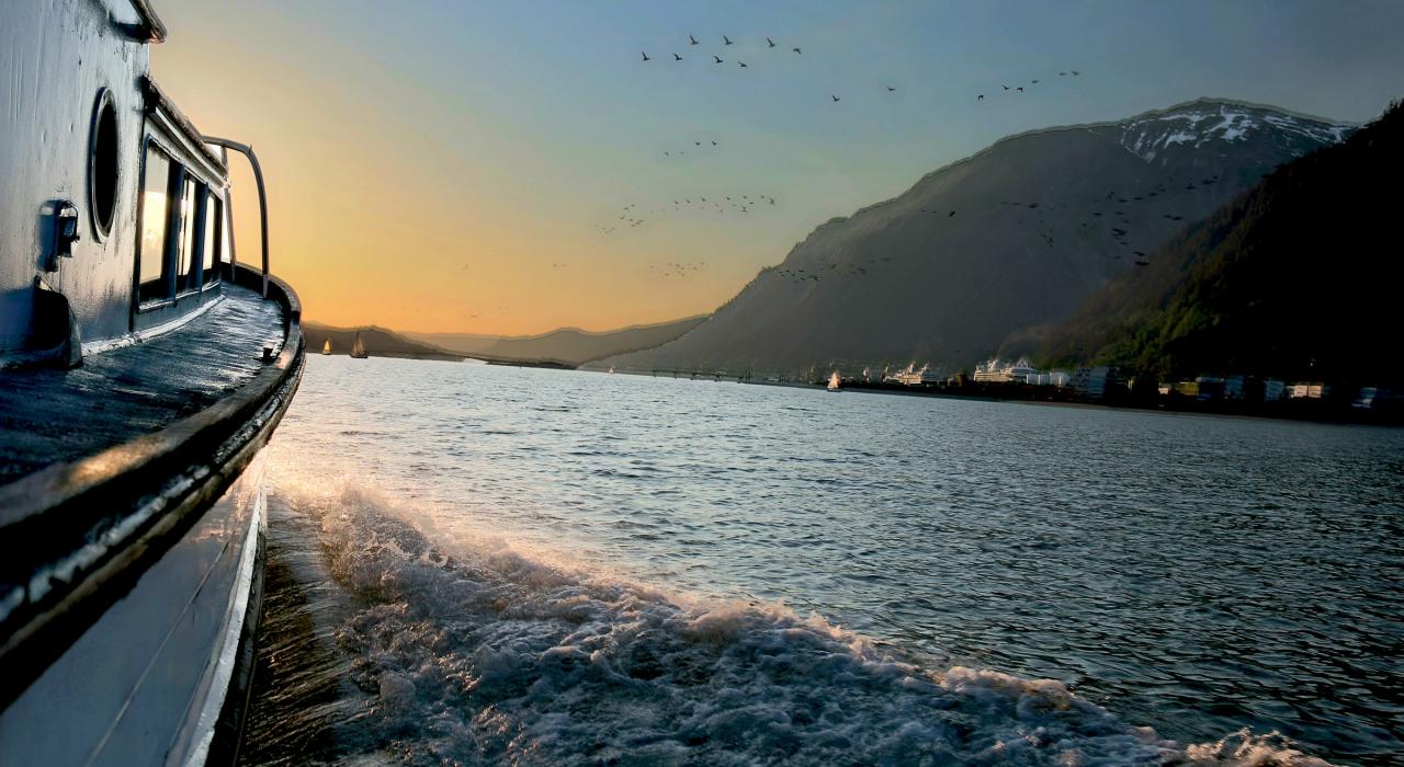 搭乘郵輪沿著湖岸線飽覽日落美景