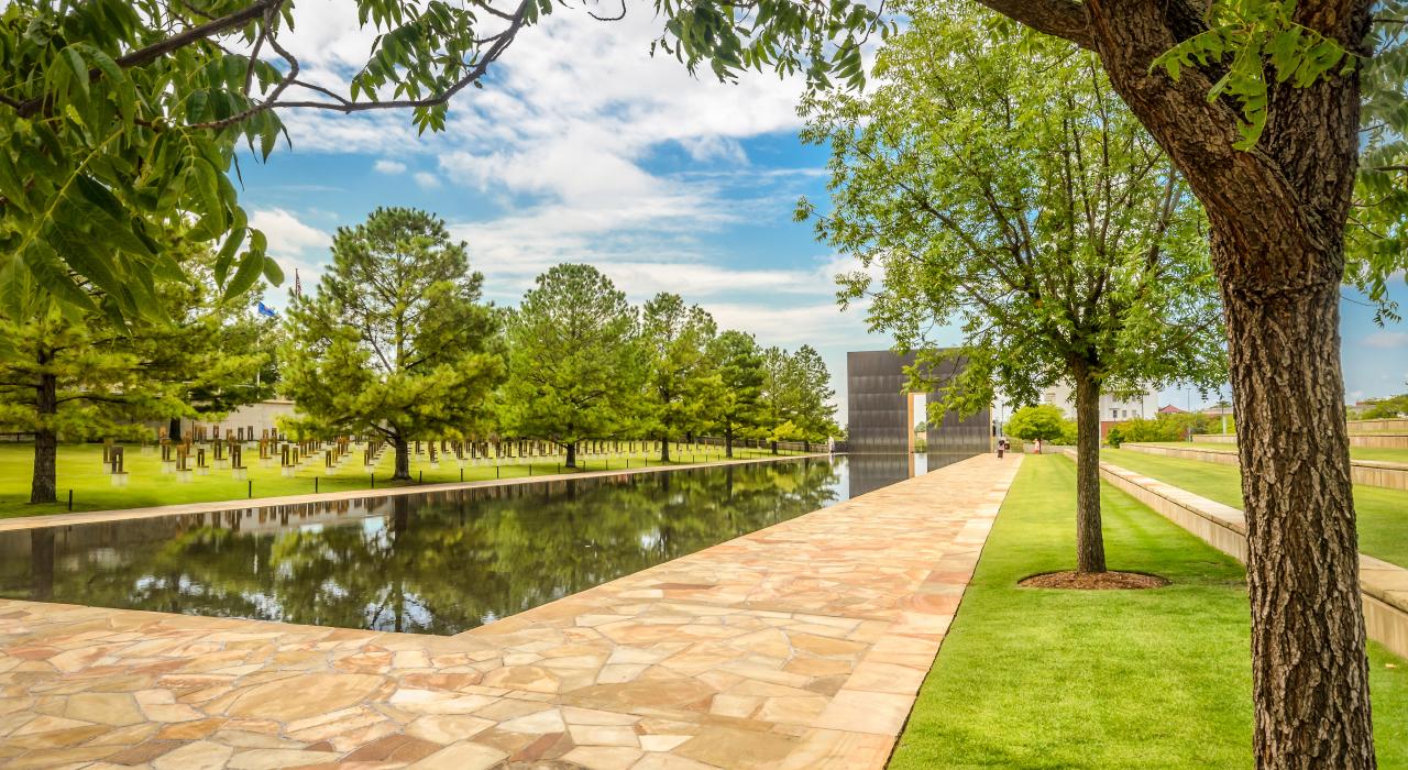奧克拉荷馬市國家紀念公園的紀念建築物倒影