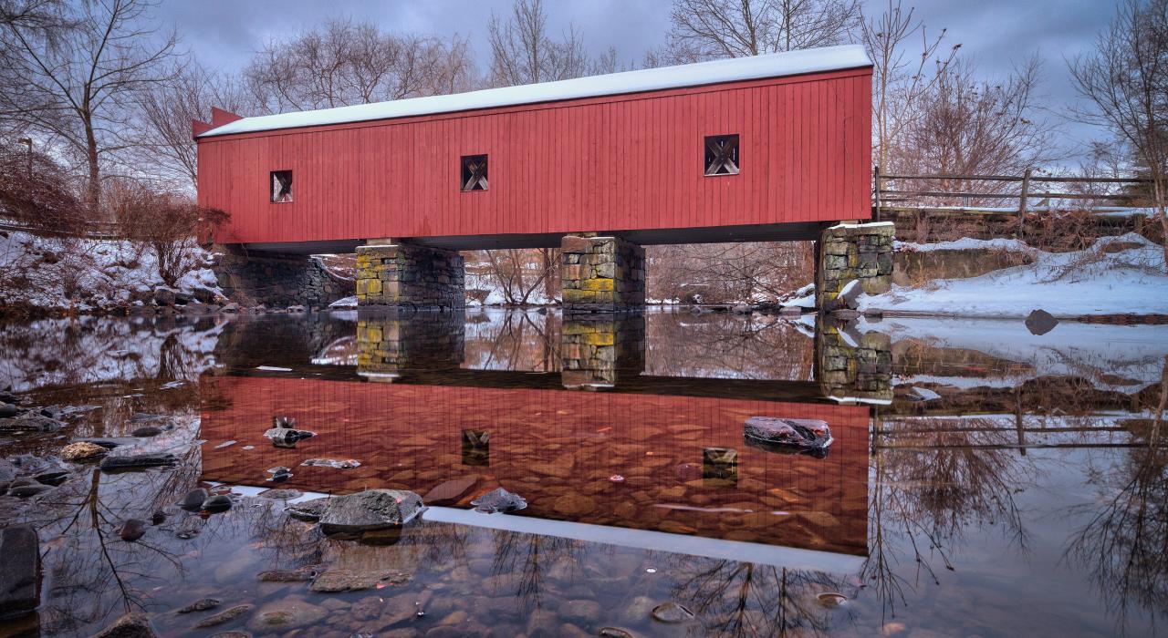 平靜米爾河上的廊橋倒影