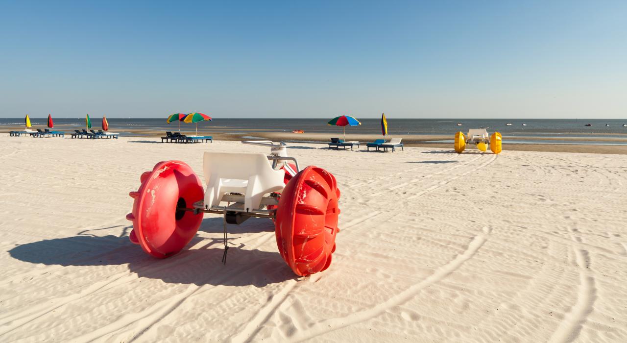 沿著比洛克西海灘岸線停放的繽紛海灘三輪車