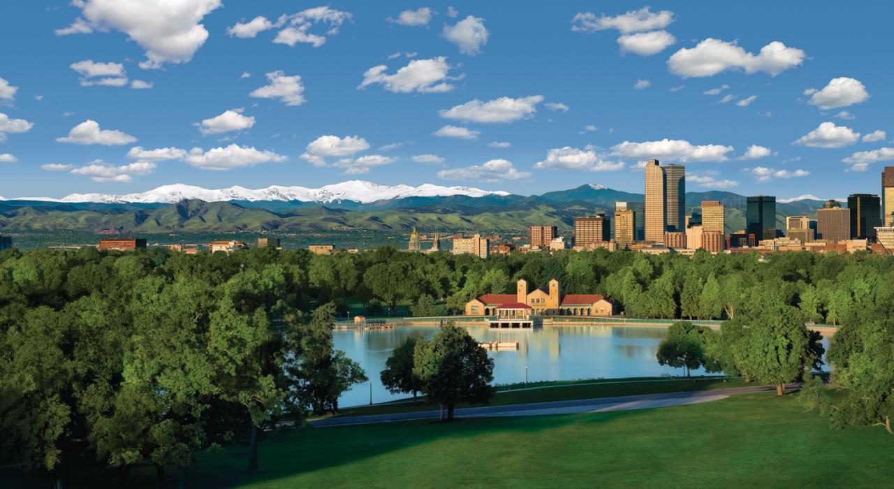 晴日的丹佛天際線