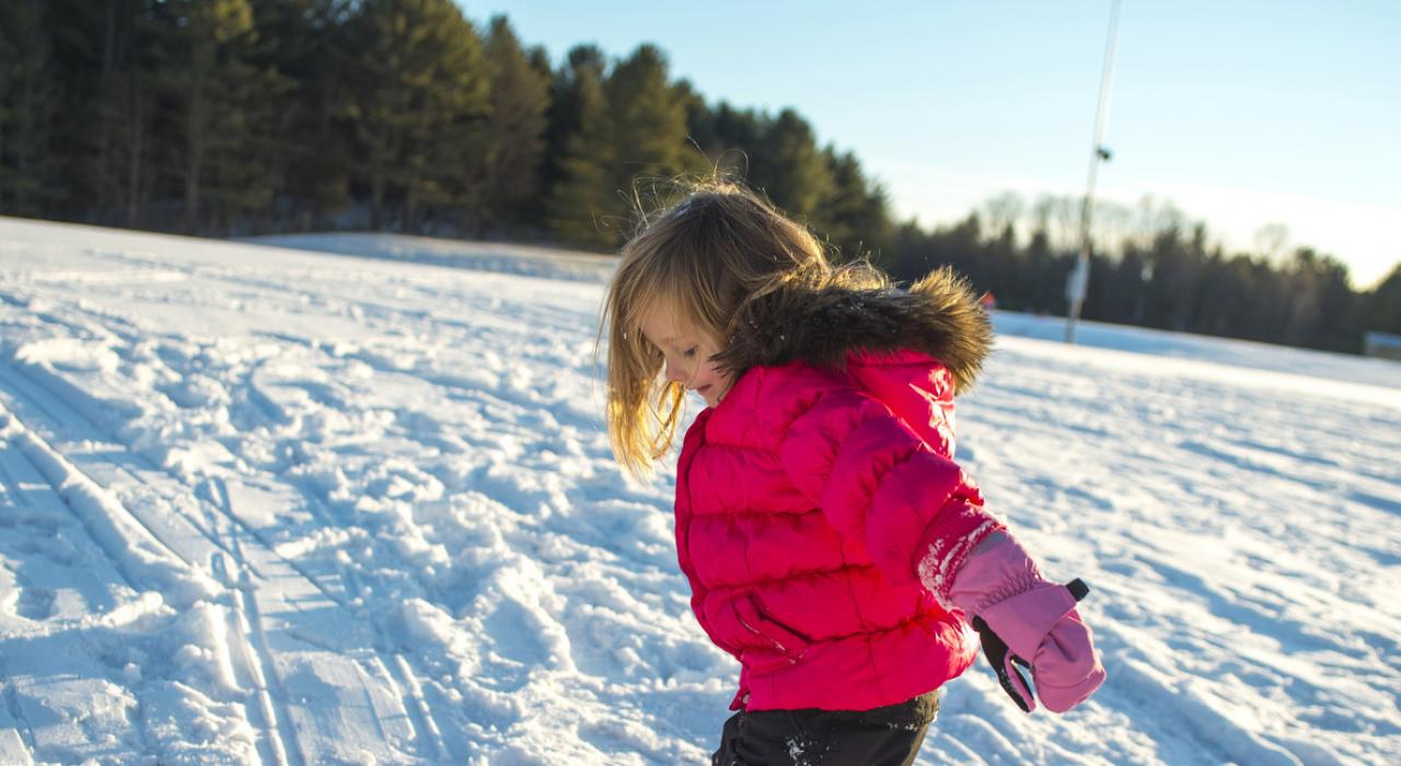 冬季山丘滑雪樂