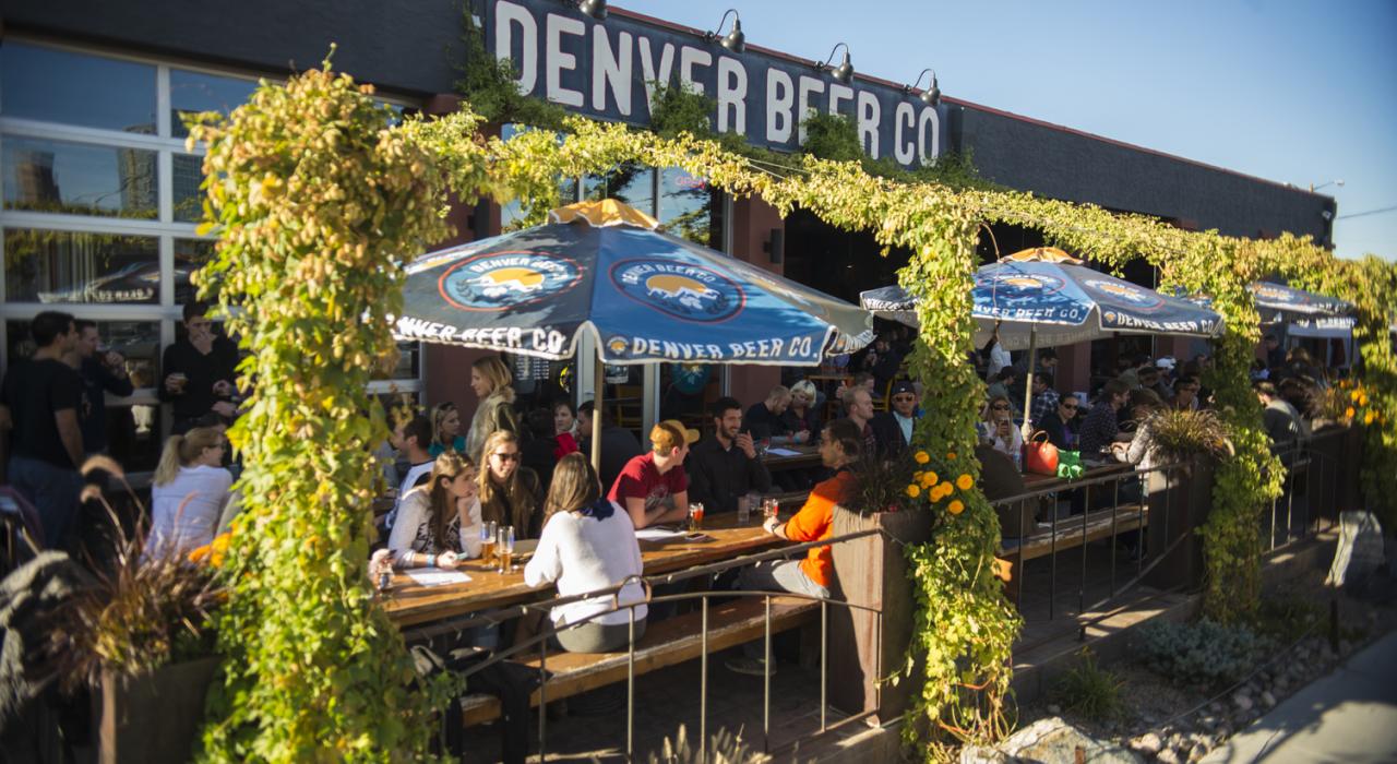 在丹佛啤酒廠享受本市的招牌精釀啤酒