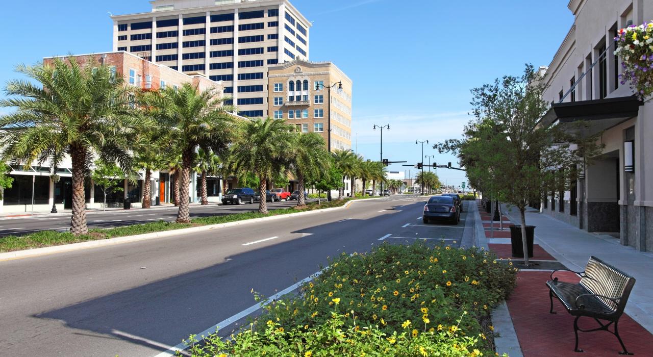 格爾夫波特市中心街道林立商店和餐廳