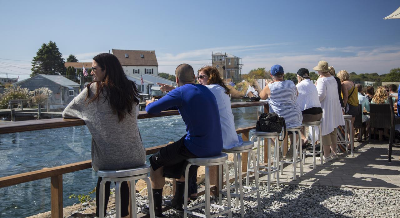 面對水岸景色的前排座位