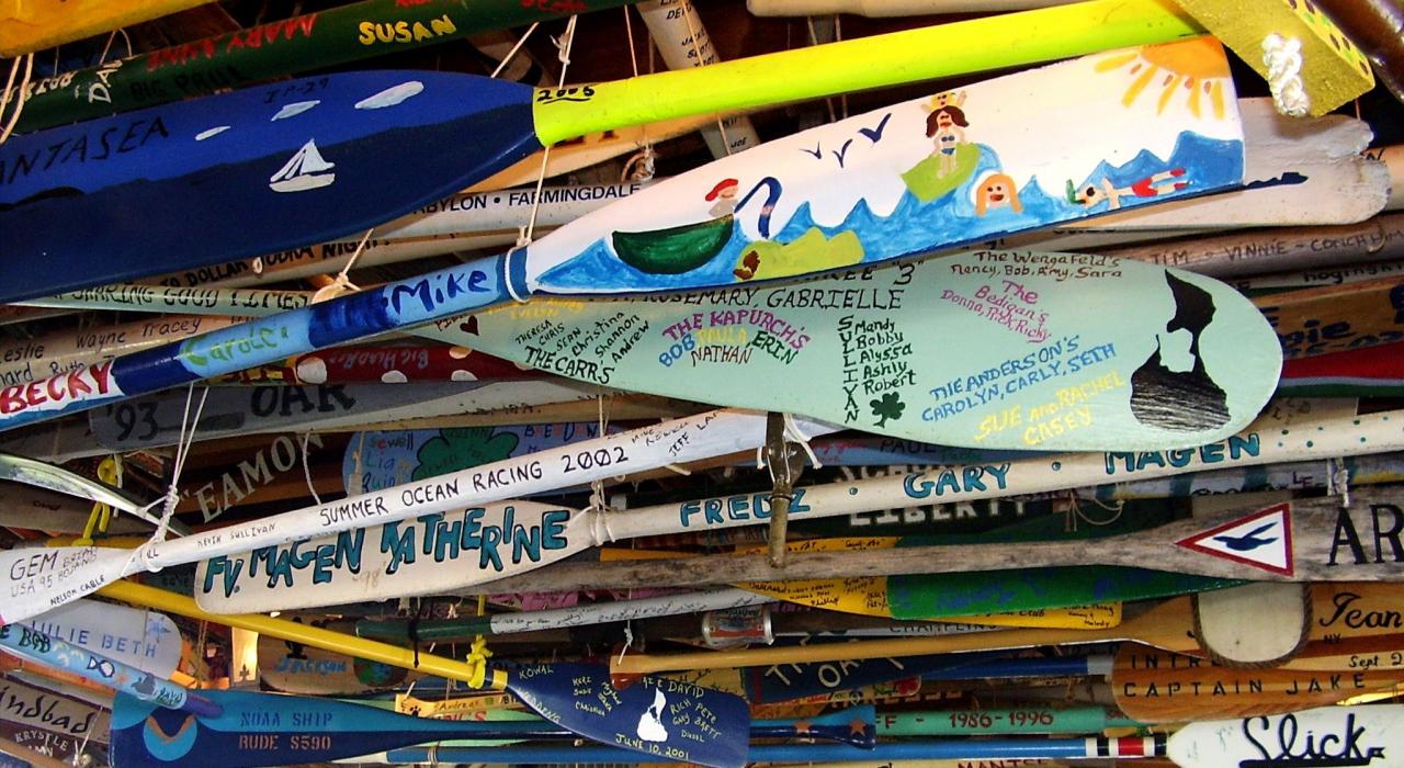 懸掛於餐廳天花板上的船槳裝飾