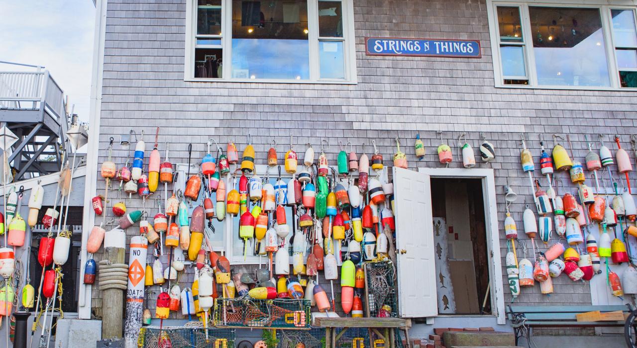 市區純樸小店外妝點著各色浮標