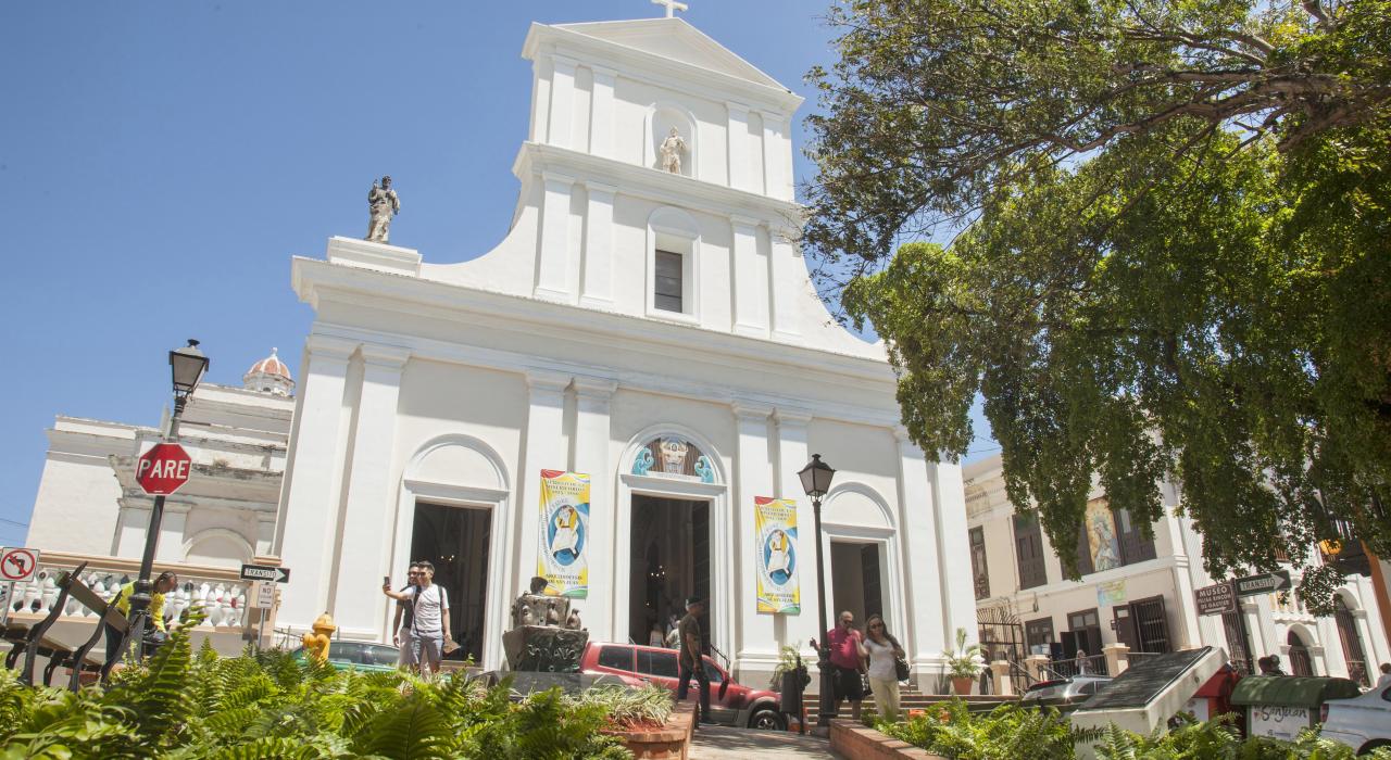 市中心古老的西班牙式主教座堂建築