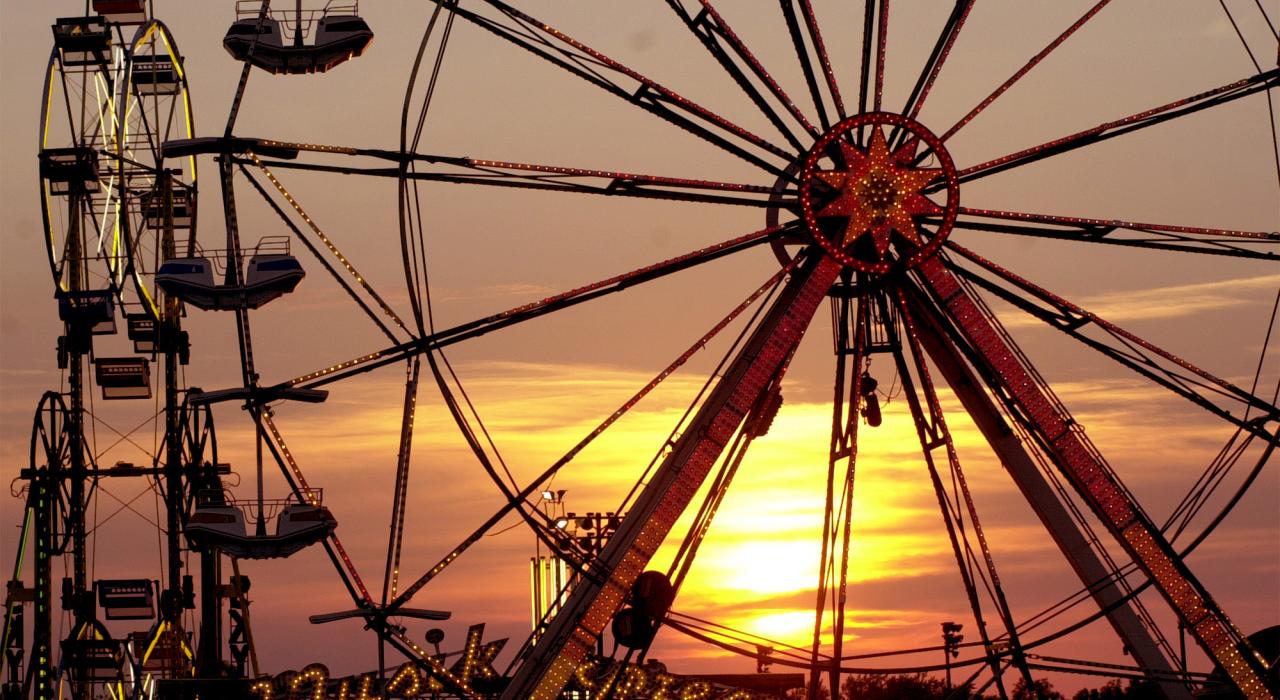 熱鬧愛荷華州博覽會裡轉動的摩天輪