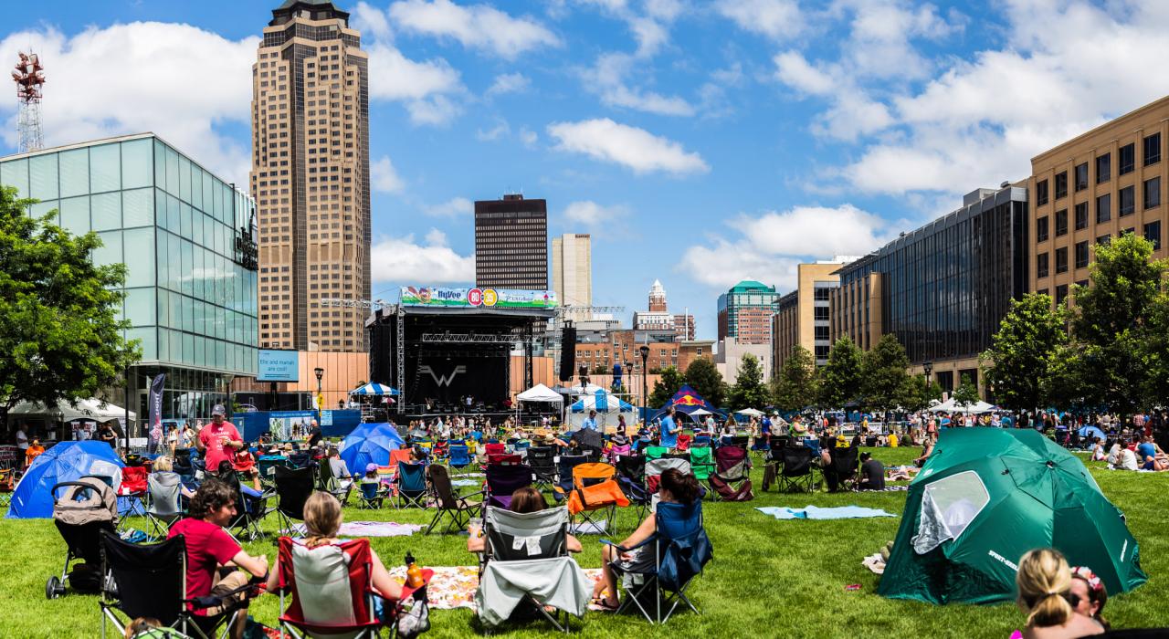 聚集在 80/35 音樂節的主舞台前