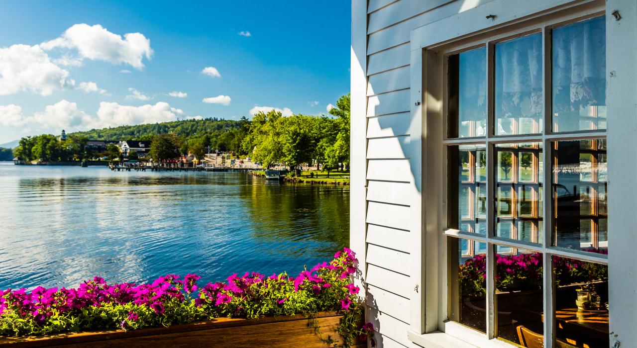 從梅雷迪思湖畔小屋望見的靜謐美麗景色