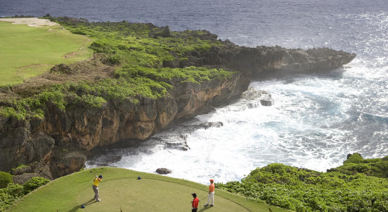 在聳立於勞勞灣上空的懸崖，邊打高爾夫邊欣賞壯觀景色
