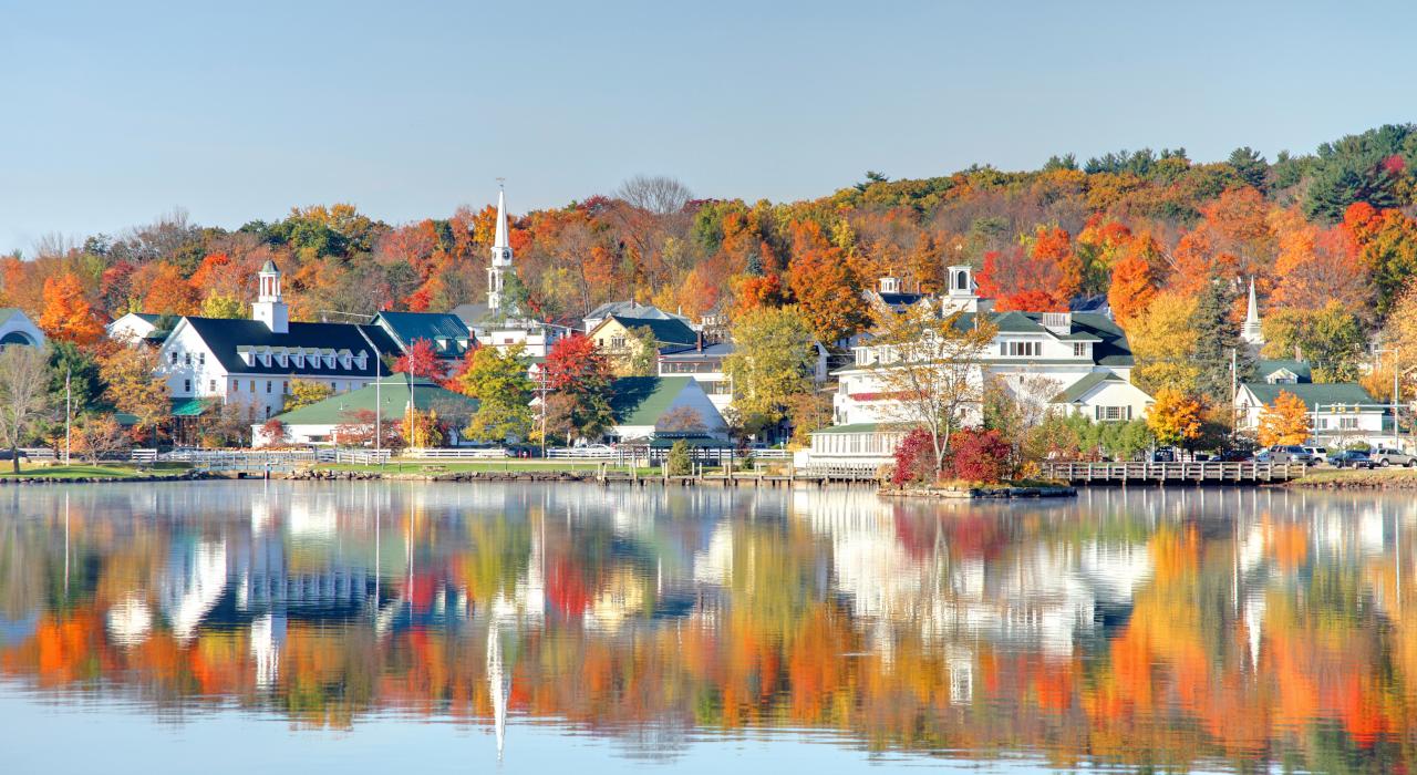 秋葉倒影讓梅雷迪思的湖泊色彩繽紛