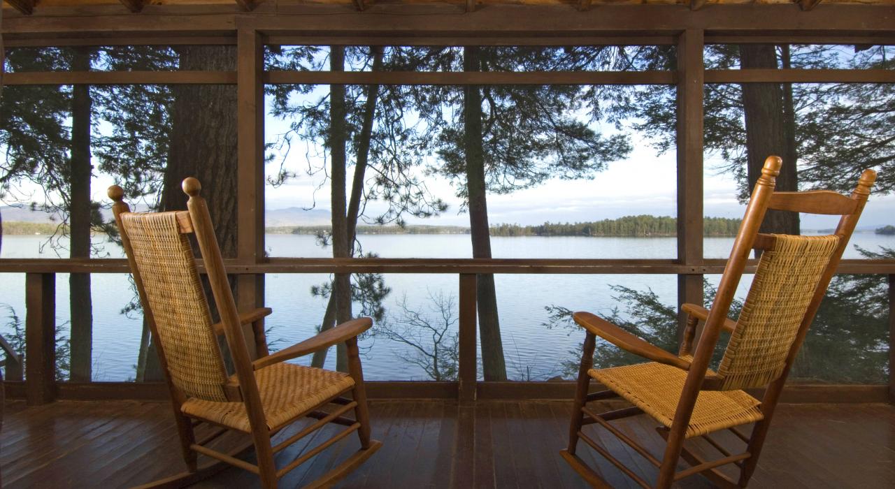 從門廊欣賞舒適宜人的景色