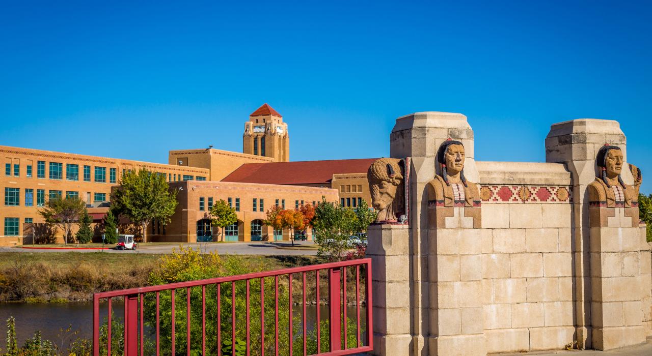 明尼沙橋上的華麗雕塑，展現美國原住民文化