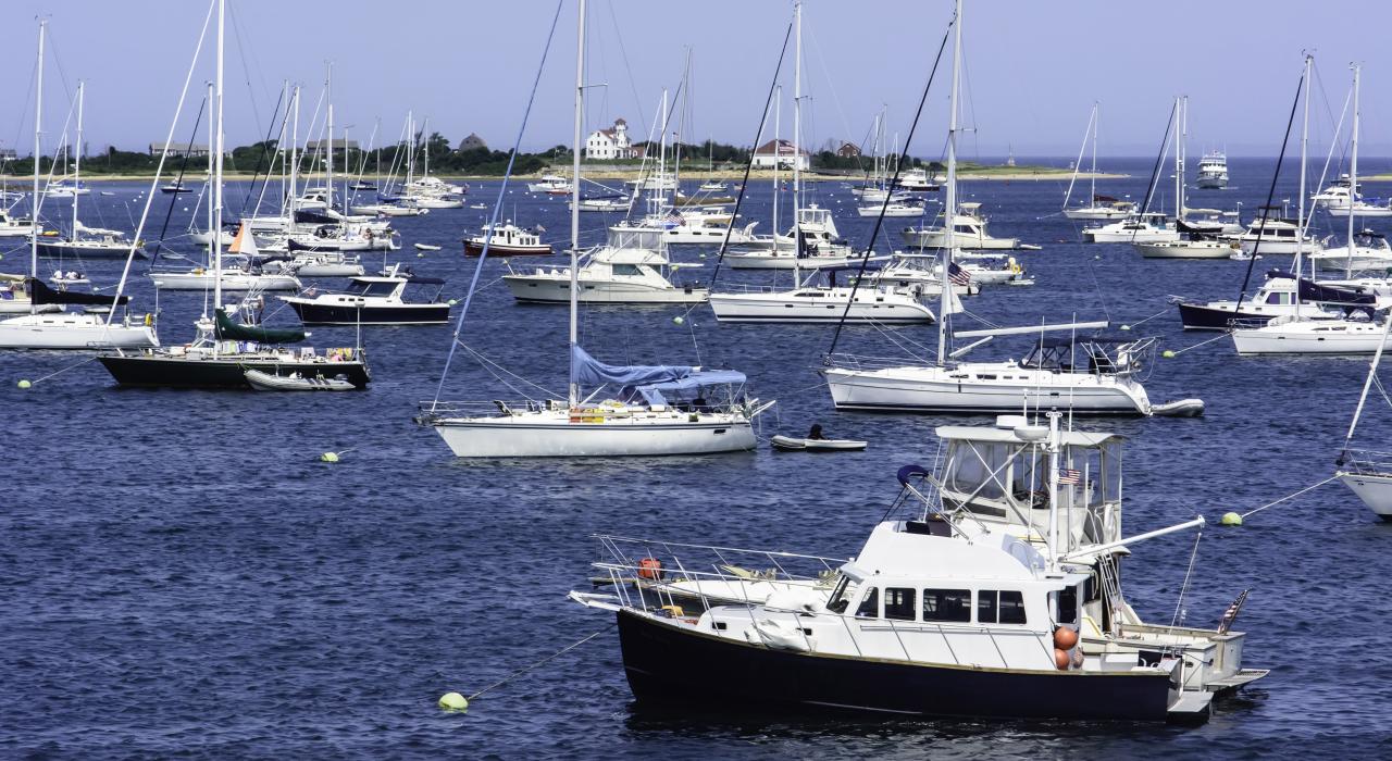 數十艘遊艇停泊在新港海灣內