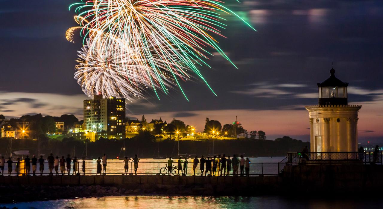 海港邊觀看煙火秀的人群 海港邊觀看煙火秀的人群