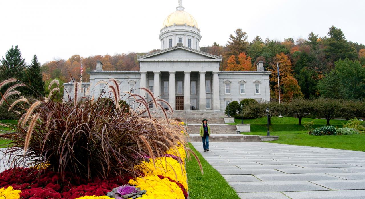 漫步佛蒙特州議會大廈綠地