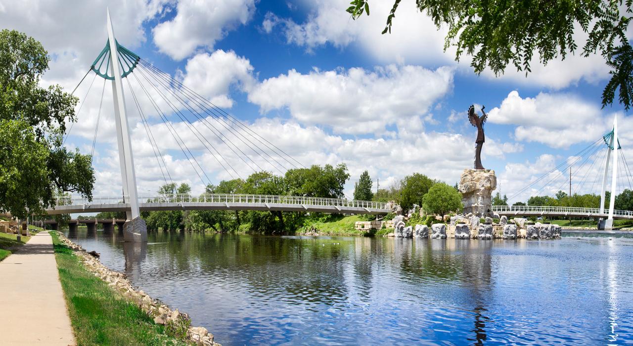 印地安酋長雕像屹立守護平原大橋