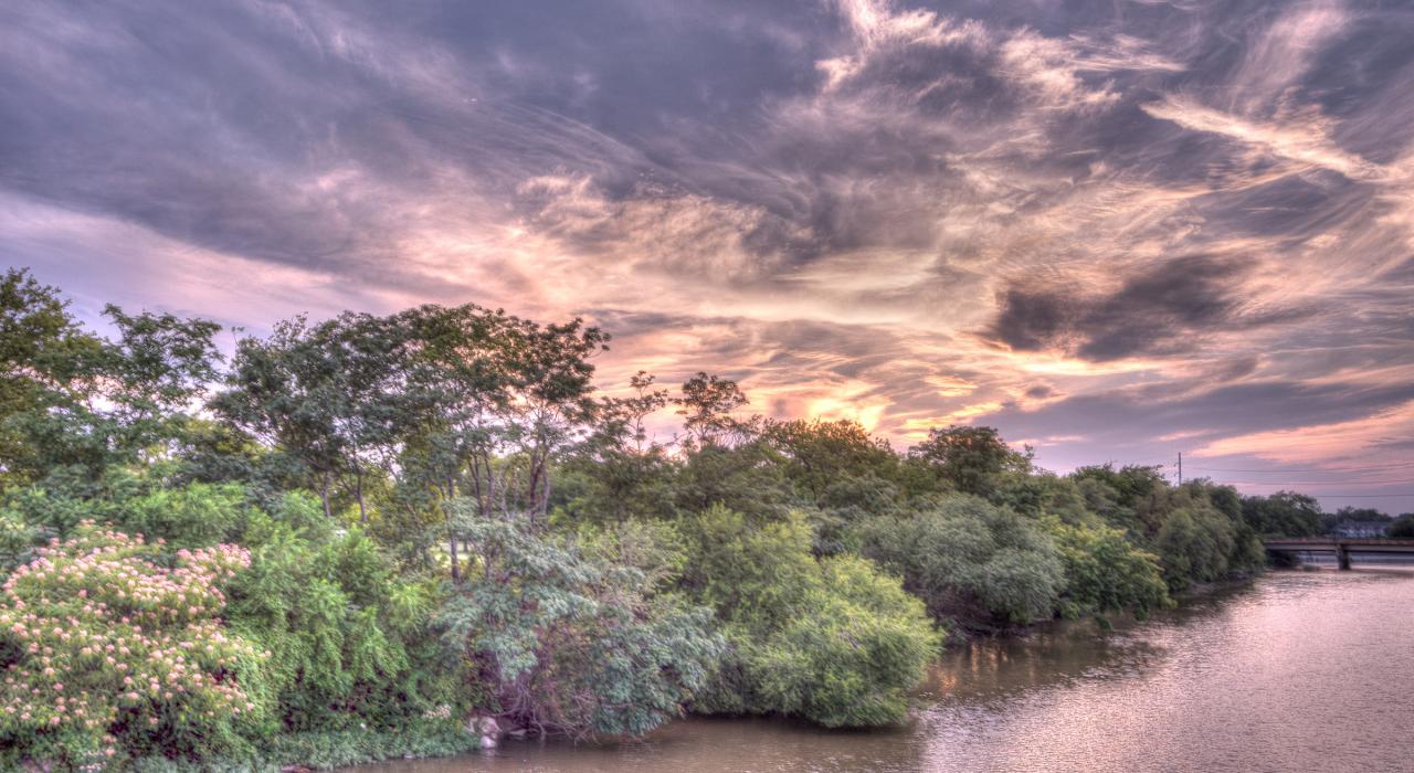 阿肯色河畔的樹林落日