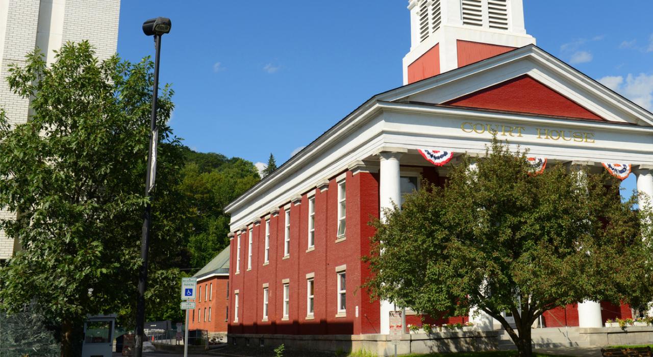 市中心莊嚴矗立的華盛頓郡法院紅磚建築