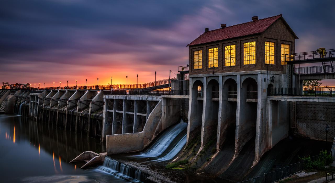 水流流經歷史悠久的奧弗霍澤湖水壩