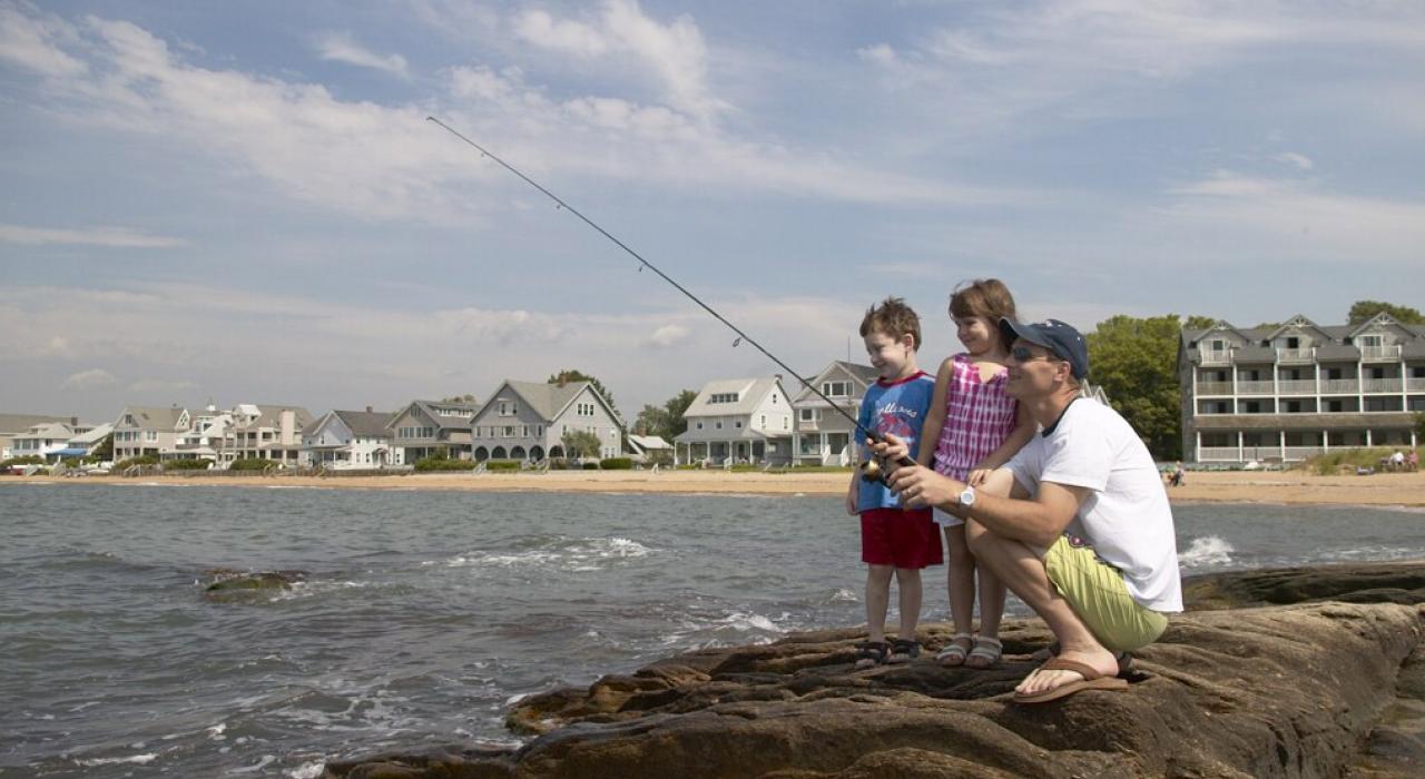 海岸線上的全家海灣釣魚樂