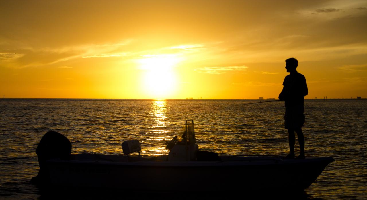 在墨西哥灣的夕陽餘暉中釣魚