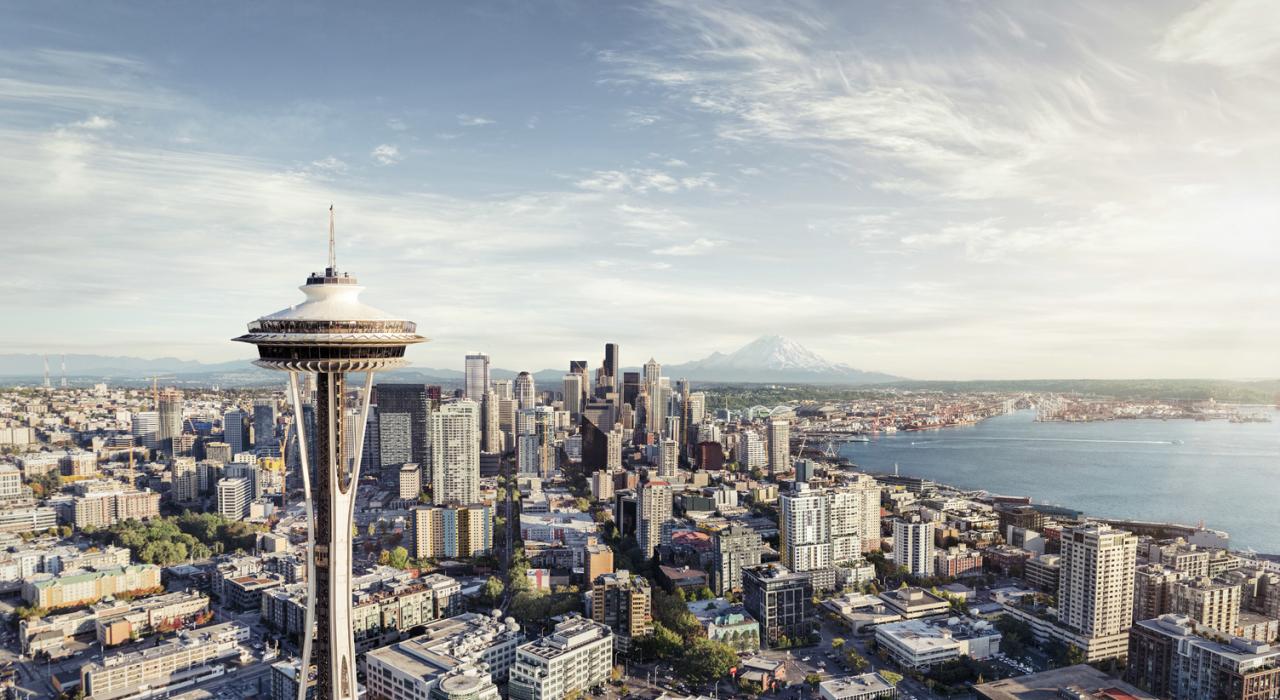 俯瞰城市的高聳太空針塔 俯瞰城市的高聳太空針塔