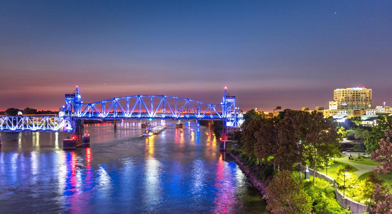 日出時的交會橋和河濱公園