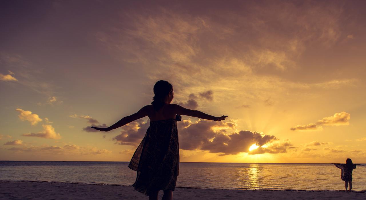 夕陽時分，金色光芒遍灑海灘