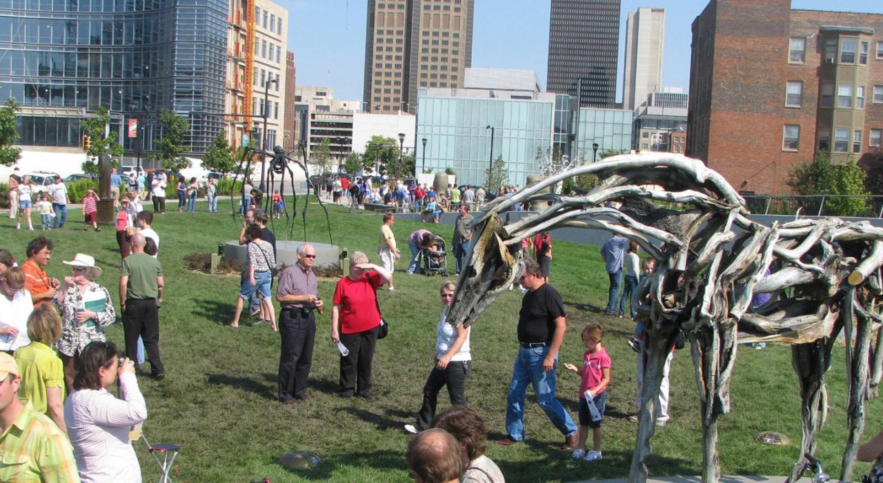 欣賞市中心的帕帕約翰雕塑公園藝術作品